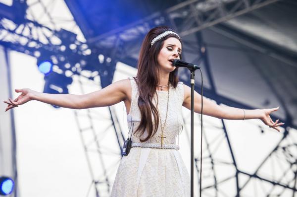 Η Λάνα Ντελ Ρέι θα εμφανιστεί στο Ισραήλ και απαντάει στους επικριτές της