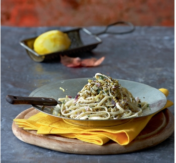 Λινγκουίνι με φακές και λεμόνι