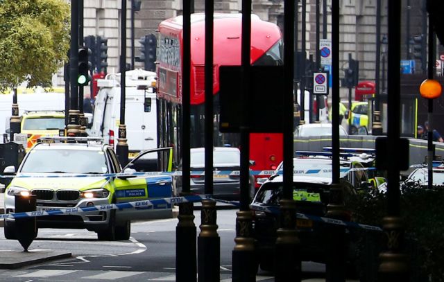 Λονδίνο : Αυτοκίνητο έπεσε πάνω στις μπάρες του κοινοβουλίου