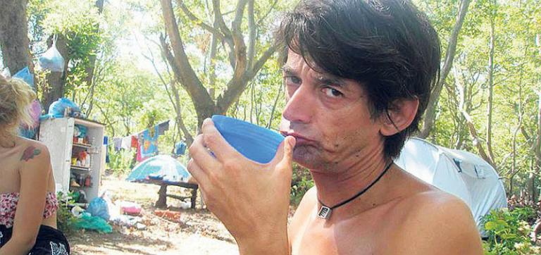 «Ιός Καρανίκα» μολύνει την κοινωνία