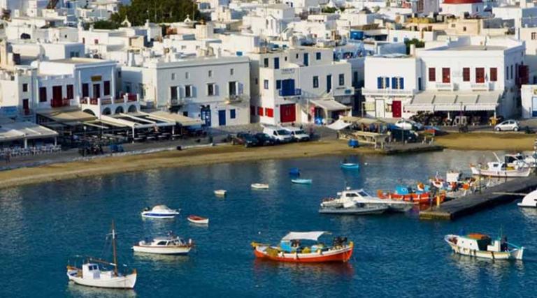 «Άστεγοι» οι δάσκαλοι στα νησιά που… βουλιάζουν από κόσμο