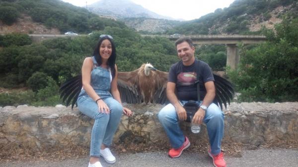 Πρόσφεραν νερό σε διψασμένο γυπαετό και εκείνος «πόζαρε» μαζί τους