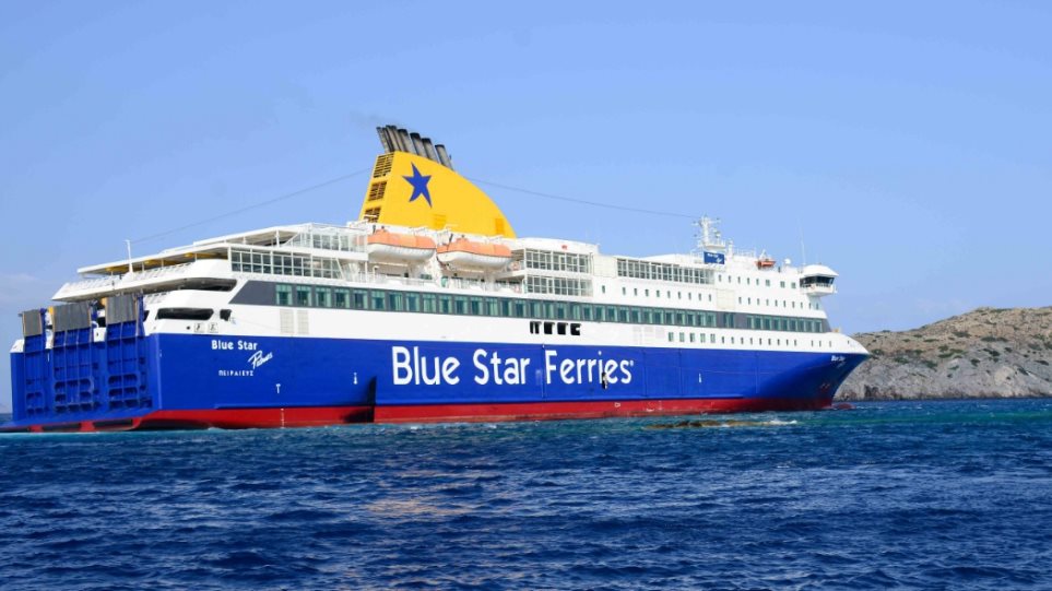 Σύρος: Αναχώρησε το Blue Star Paros που είχε προσκρούσει στο λιμάνι [εικόνες]