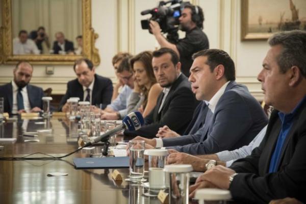 Μπαράζ παροχολογίας από την κυβέρνηση μετά την… τυφλή έξοδο