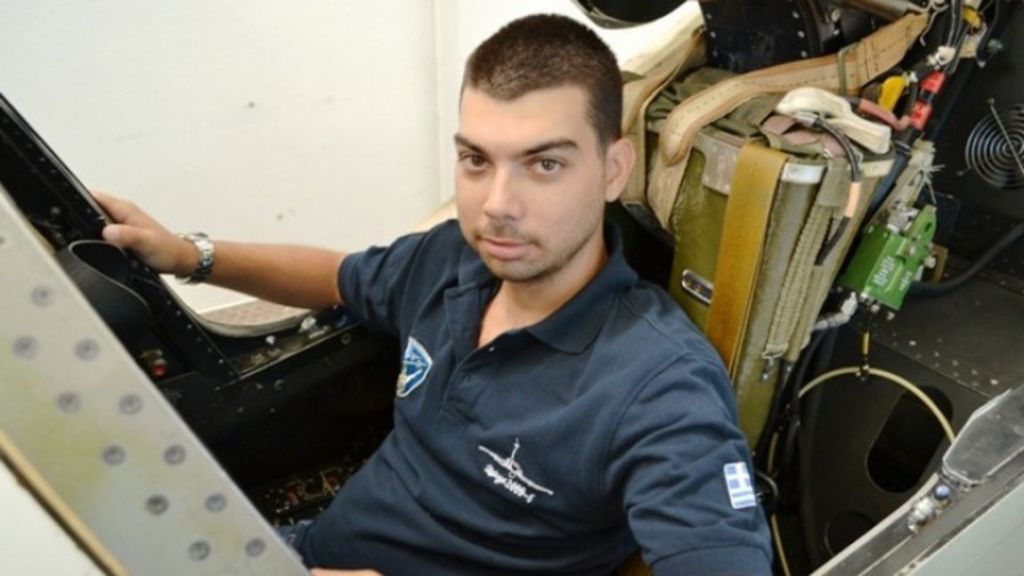 Μιχάλης Τσάλτας: Ο νεαρός που κατασκευάζει πιλοτήριο μαχητικού αεροσκάφους στο σπίτι του