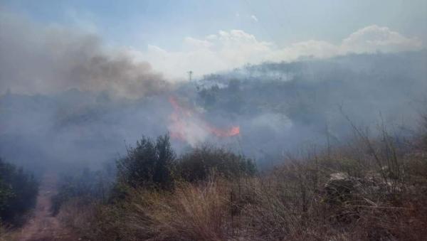 Πυρκαγιά στα Χανιά, ανάμεσα σε Καλύβες και Τσιβαρά
