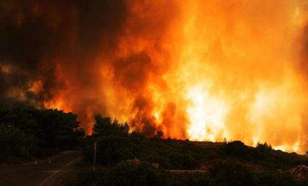 Σε εξέλιξη πυρκαγιά στη Σαρωνίδα Αττικής, πνέουν ισχυροί άνεμοι