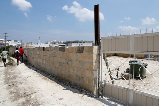 Μάλτα: Απομάκρυναν μετανάστες από βουστάσιο αφήνοντάς τους άστεγους