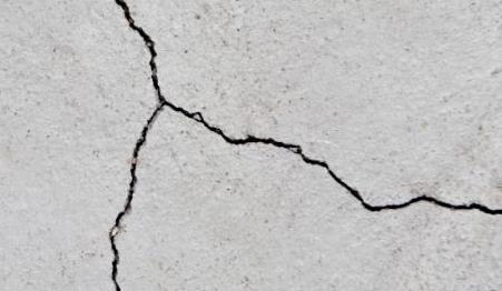 Ρωγμές σε κατοικίες, κατολισθήσεις και πτώσεις βράχων από τον σεισμό στην Καρδίτσα