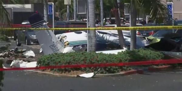 Λος Άντζελες: Αεροπλάνο έπεσε σε πάρκινγκ πολυκαταστήματος – Πέντε νεκροί