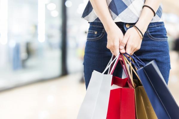 Τουρισμός και εισαγόμενη κατανάλωση τροφοδοτούν τον τζίρο του λιανεμπορίου