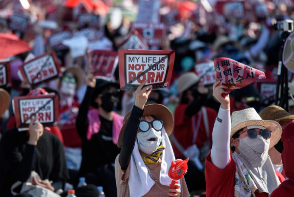 Ν. Κορέα : Περισσότερες από 70.000 γυναίκες διαδήλωσαν κατά της κρυφής κάμερας