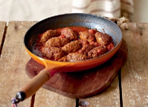 Σμυρναίικα σουτζουκάκια με σάλτσα ντομάτας