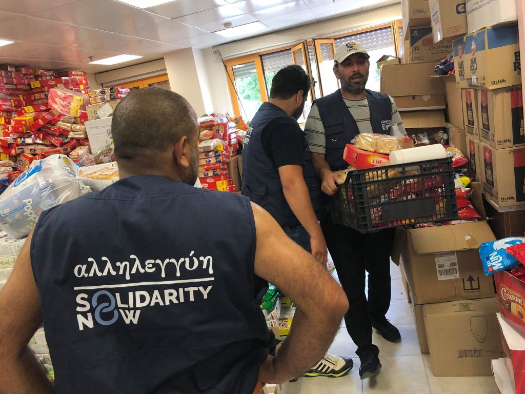 Ομάδες του SolidarityNow και πρόσφυγες προσφέρουν βοήθεια στους πυρόπληκτους