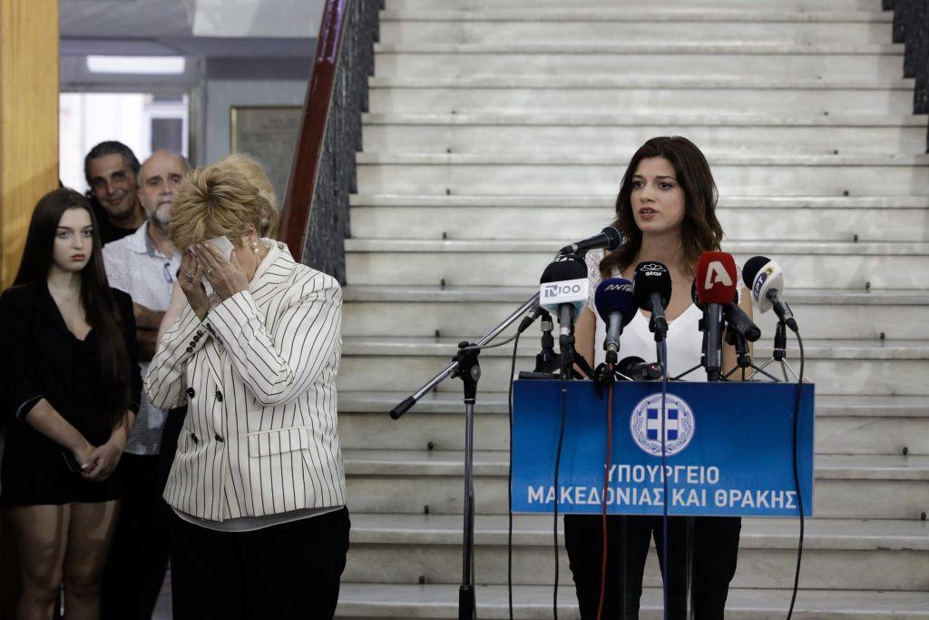 Με δάκρυα στα μάτια, φωνάζοντας «ζήτω η Μακεδονία» παρέδωσε η Κόλλια Τσαρουχά στη Νοτοπούλου