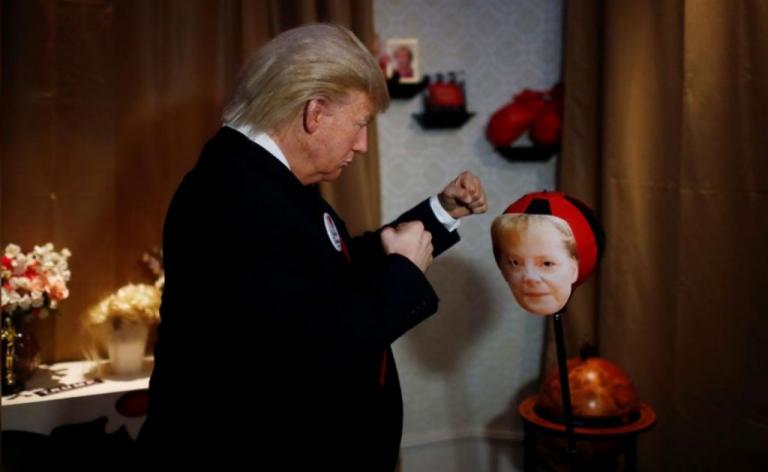Ο Τραμπ γρονθοκοπεί την Μέρκελ, στο μουσείο Μαντάμ Τισό του Βερολίνου