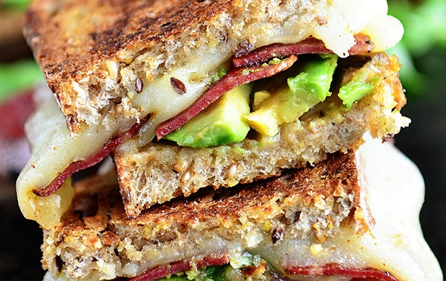 Ψητό σάντουϊτς με μπέικον και αβοκάντο