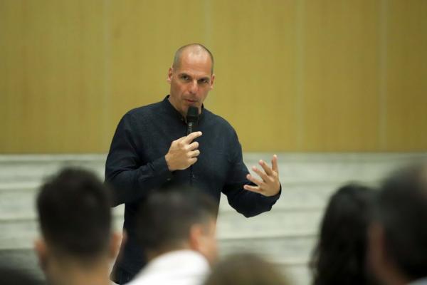 Βαρουφάκης: Η κυβέρνηση έστησε μια κιτς αρχαιολαγνική αφήγηση