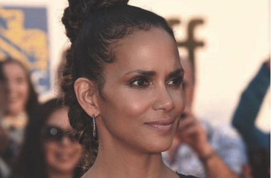 Χάλι Μπέρι: Ποζάρει με το βρεγμένο μπλουζάκι της και αναστατώνει το Instagram