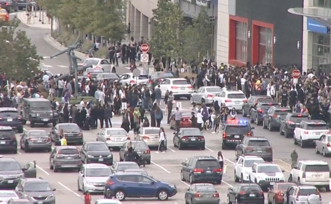 Πυροβολισμοί σε εμπορικό κέντρο στο Τορόντο [Εικόνες]