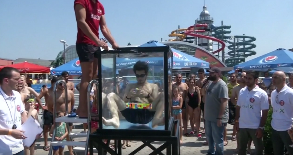 Έλυσε έξι κύβους Ρούμπικ «υποβρυχίως»