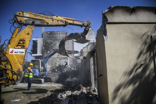 Μάτι : Οι πρώτες κατεδαφίσεις «κόκκινων» κτιρίων