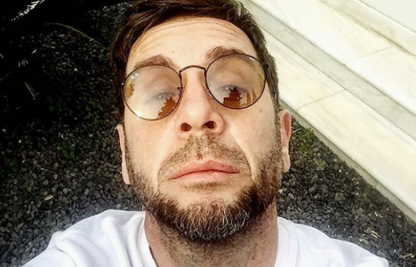 Δείτε τον Γιώργο Μαζωνάκη να φτιάχνει φανουρόπιτα [Βίντεο]