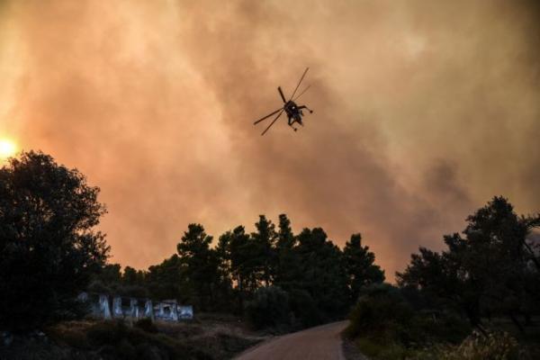Ανεξέλεγκτη η φωτιά στην Εύβοια – Εκκενώθηκαν δύο οικισμοί, διακοπή κυκλοφορίας [Εικόνες]