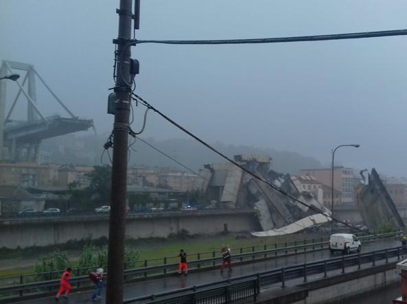 Τραγωδία στην Ιταλία : Φόβοι για δεκάδες νεκρούς από κατάρρευση οδογέφυρας [Εικόνες]