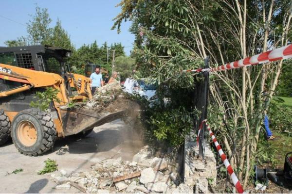 Με εντολή Τσίπρα η αναστολή κατεδάφισης αυθαιρέτων το 2015