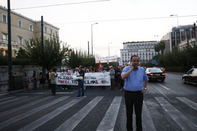 ΛΑΕ: Τα μνημόνια “τελείωσαν”, η εξαθλίωση όλη δική μας