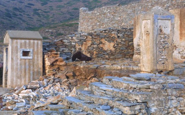 Κατεδαφίζονται τα αυθαίρετα της Μακρονήσου