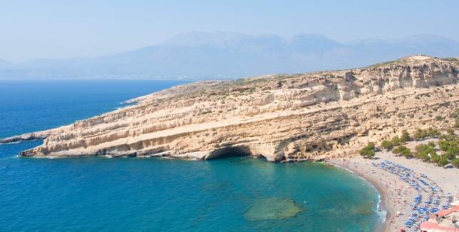 Σοκ στα Μάταλα: Αφαιρέθηκε η γαλάζια σημαία