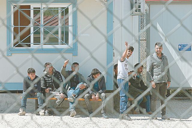 Παραμένουν υπεράριθμοι οι πρόσφυγες στις δομές φιλοξενίας των Ενόπλων Δυνάμεων