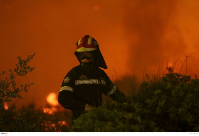 Μαίνεται η πυρκαγιά στη Σαρωνίδα