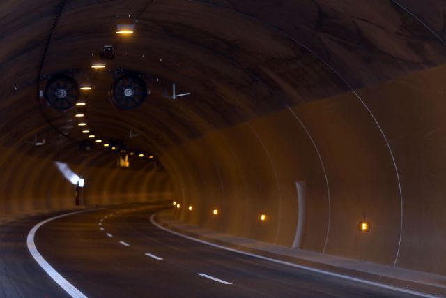 Νταλίκα «ξήλωσε» τα φώτα σήραγγας στην Αθηνών – Λαμίας [Εικόνες]