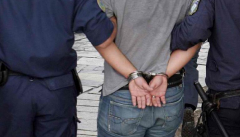 Σταθμευμένα αυτοκίνητα «ρήμαζαν» τρία άτομα στη Θεσσαλονίκη