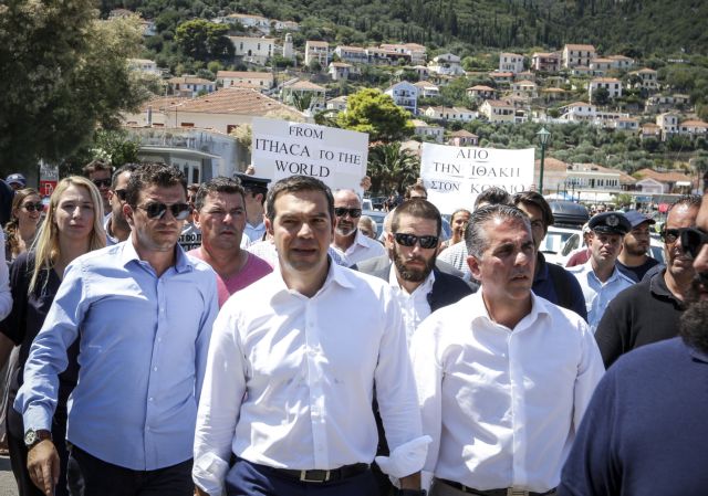 Με αποδοκιμασίες και πένθιμες καμπάνες η επίσκεψη Τσίπρα στην Ιθάκη