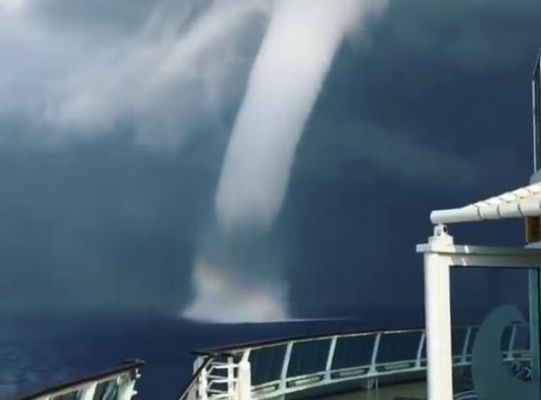 Εντυπωσιακός υδροστρόβιλος ανοιχτά της Σαντορίνης