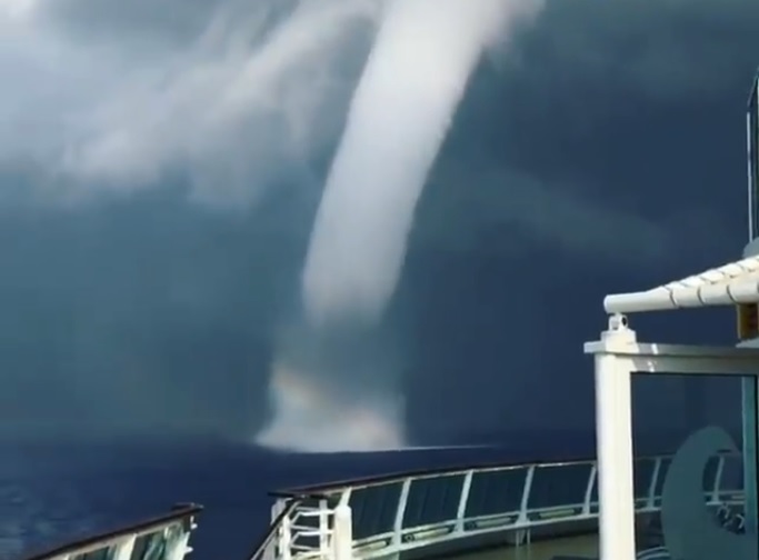 Εντυπωσιακός υδροστρόβιλος ανοιχτά της Σαντορίνης