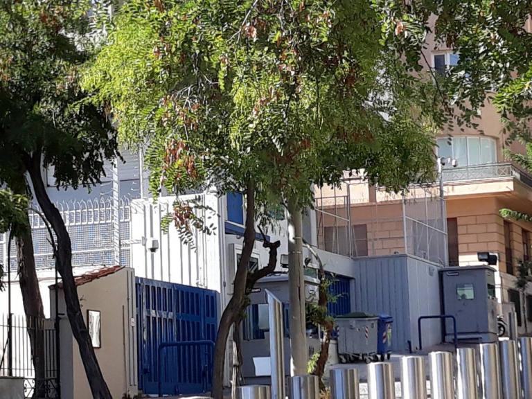 Απάντηση Ρουβίκωνα σε Παπακώστα: Σήμερα παρακολουθούσα τη βρετανική πρεσβεία