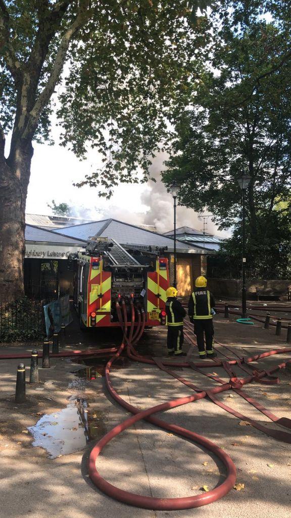 Μεγάλη φωτιά σε κέντρο αναψυχής στο Λονδίνο