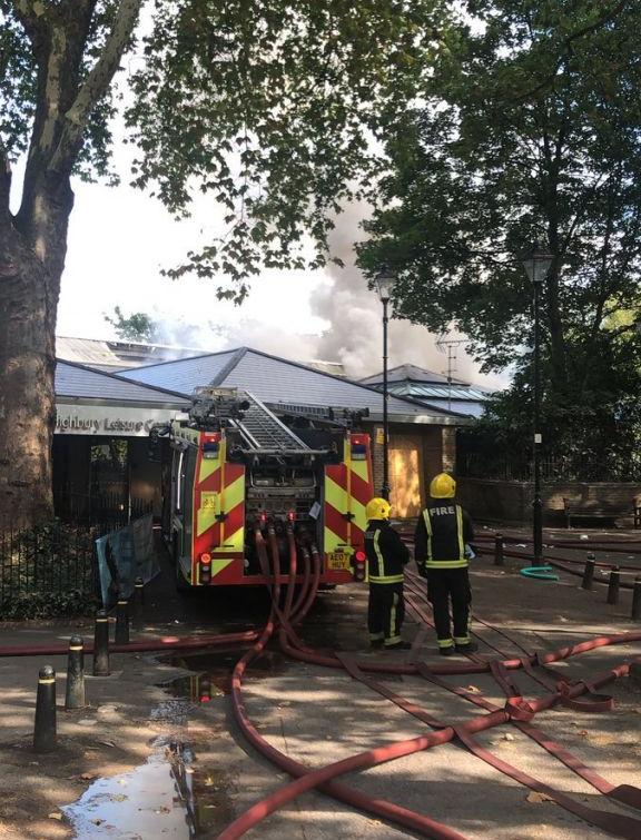 Μεγάλη φωτιά σε κέντρο αναψυχής στο Λονδίνο