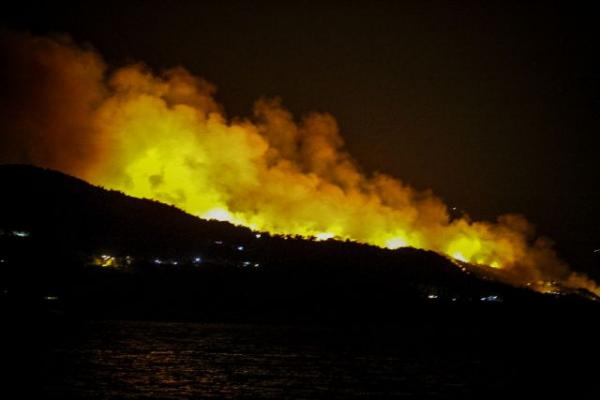 Σάμος: Ανεξέλεγκτη η πυρκαγιά - Σπεύδουν εναέρια πυροσβεστικά μέσα