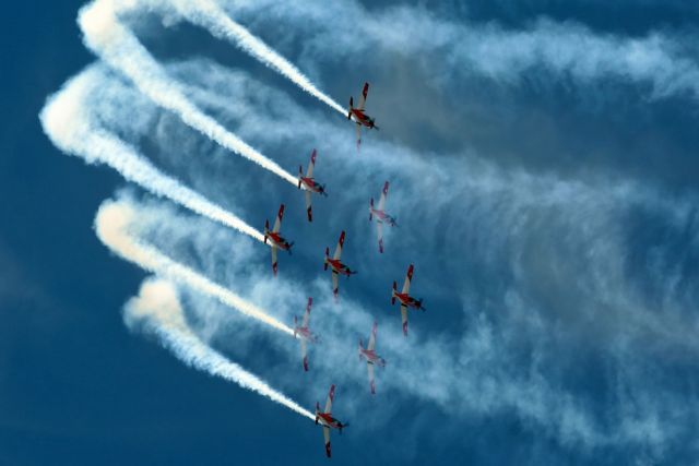 Καθηλώνει το υπερθέαμα του Athens Flying Week