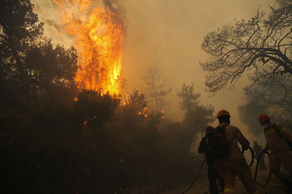 Μεγάλη πυρκαγιά στην Κεφαλονιά - Προς εκκένωση το χωριό Ζόλα