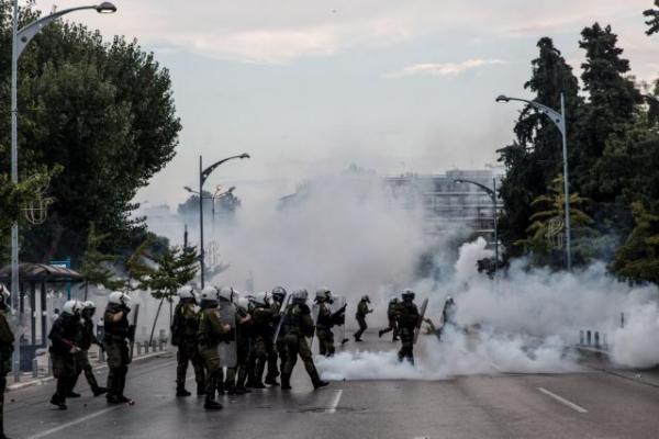 Χημικά και πετροπόλεμος στο συλλαλητήριο για τη Μακεδονία