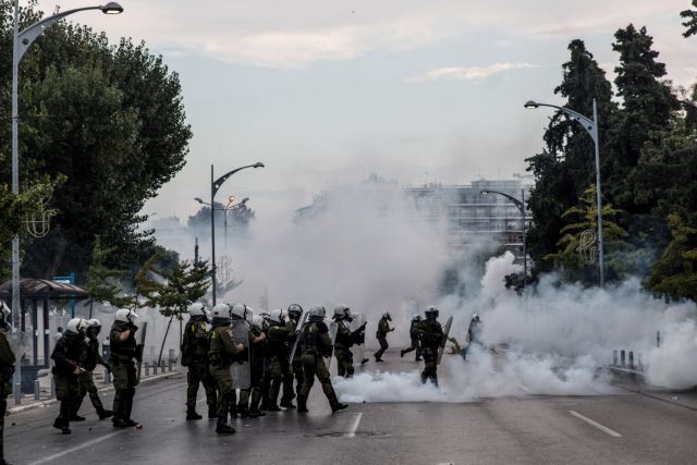 Χημικά και πετροπόλεμος στο συλλαλητήριο για τη Μακεδονία
