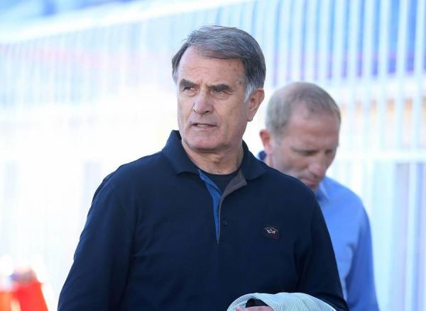 Στην εξέδρα δίπλα από τα επίσημα, κάθισε ο Μπάγεβιτς