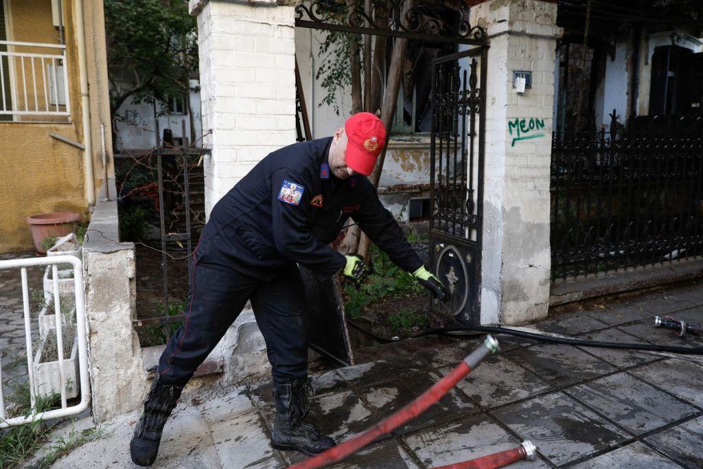 Πυρκαγιά σε διαμέρισμα στα Μελίσσια – Τρία άτομα στο νοσοκομείο